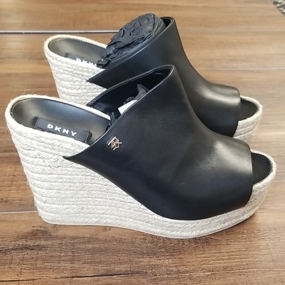 DKNY Women's Eari Wedge Slide Sandals - Picture 3 of 4